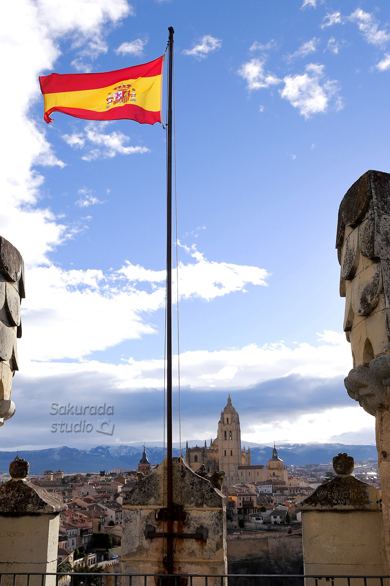 セゴビアの街並みとスペイン国旗